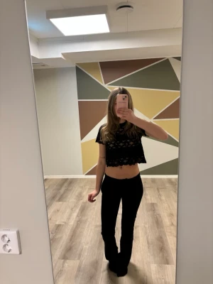 spetsblus - Säljer denna spetstoppen ifrån vero moda de är ett innertyg under spetsen