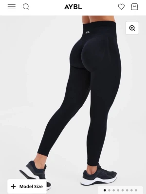 Svarta seamless leggings från AYBL - Säljer ett par tränings byxor från aybl i storlek s som är väldigt strechiga och mjuka i matrial. De är i nytt skick och säljer på grund av att de inte passar mig. Nypriset var 519. Kontakta för mer information eller bilder💕💕