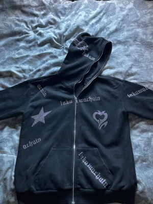 Lukamachain Rhinestone hoodie - Rhinestone hoodie, drar åt sig en del hår. Dunder