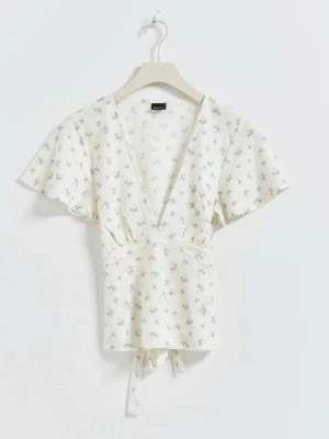 Toppar - Topp från Gina tricot, använd en gång, inga defekter, den är som ny! 💕