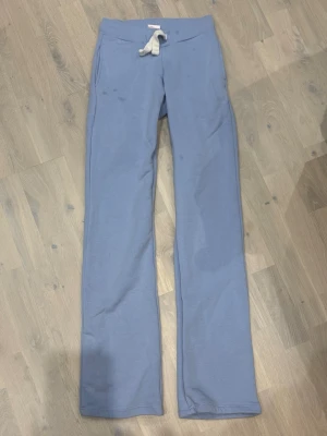 Populära mjukisbyxor från gina, storlek xs tall - Fina ljusblå mjukisbyxor från gina! Modell tall, från 14+ Använd fåtal gånger men de har tyvärr redan kommit små fläckar på dom! Kan gå bort med fläckborttagning. Innerbenslängden är 85cm