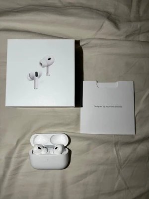 AirPods pro 2 - Hej säljer nu mina AirPods PRO 2 som jag har använt ett fåtals gånger. De är bra skick då jag inte använt de så mycket. Allt man ser på bilderna får man med. Pris kan diskuteras 