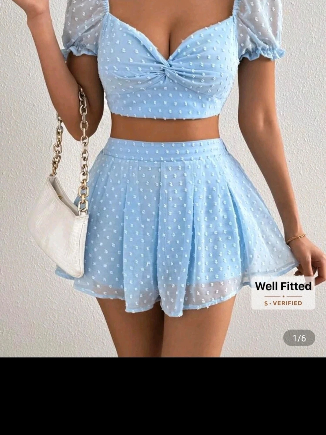 Ljusblå prickig croppad topp och shorts