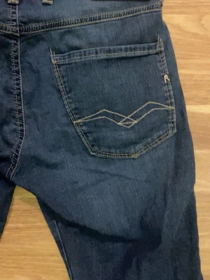 Replay Anbass  - Modell: Replay Anbass || Storlek: W30 L32 || Inga defekter || Passform: Slimfit ||                               Hör av er om frågor.                                             Priset är prutbart vid enkel affär