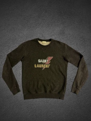 Saint Laurent tröja  - Säljer denna äkta exklusiva Saint Lauren tröjan i mycket fint skick! | nypris ligger på cirka 6000-7000 kr, mitt pris: 1300kr | Storlek S | skriv vid frågor och funderingar!✍️| skickar inom 24h📦 