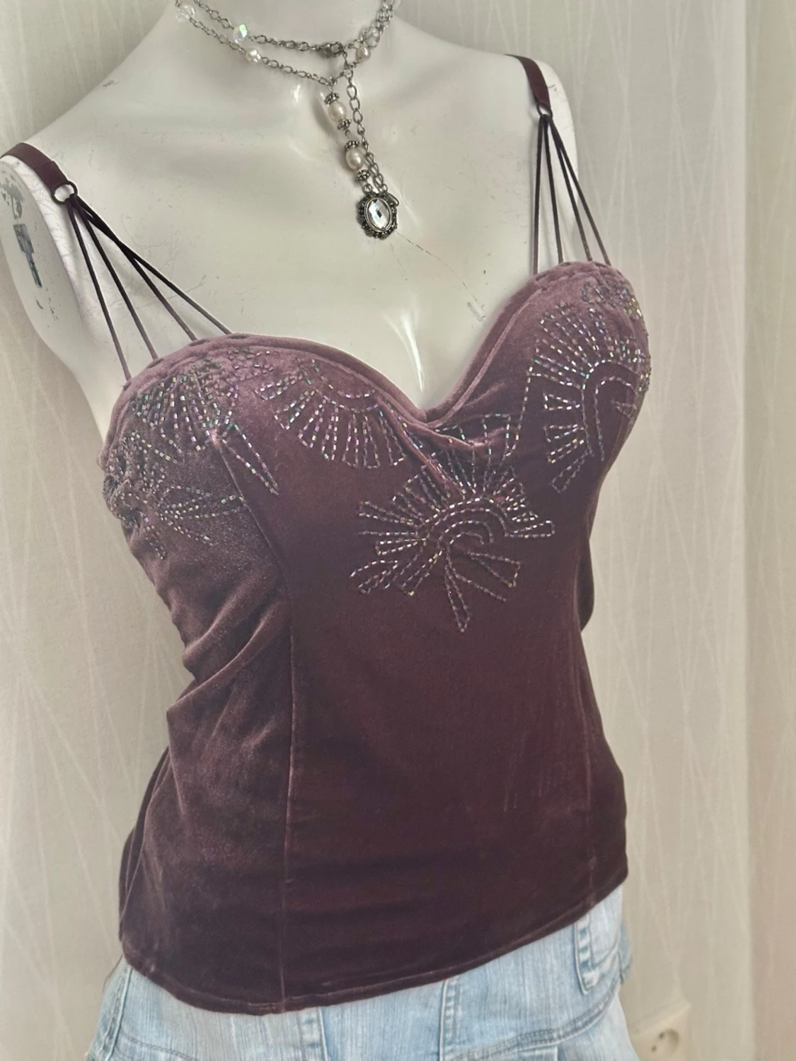 Mörklila sammetslinnetopp med pärlor