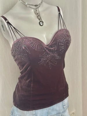 Mörklila sammetslinnetopp med pärlor - Supersnygg mörklila linnetopp från Principles i mjuk sammet. Toppen har tunna axelband, dekorativa pärlor och broderade detaljer framtill. Perfekt för dig som vill sticka ut med en unik och trendig look.