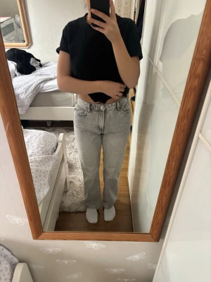 Ljusgrå raka jeans med hög midja - Säljer ett par ljusgrå jeans med rak passform och hög midja. Säljer för att de är inte min stil längre. Har använts några gånger.  