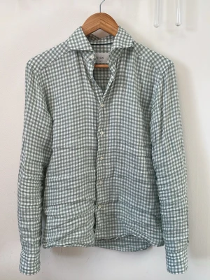 Rutig linneskjorta från Eton - Grön och vit rutig linneskjorta från Eton. Mycket bra skick. Storleken är S och slim fit. Köpt för 2000 säljer för 599.
