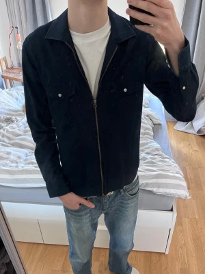 Mörkblå overshirt från John Henric - Snygg mörkblå overshirt från John Henric med dragkedja | Storlek 38 vilket motsvarar ca S/M | Mycket bra skick✅|