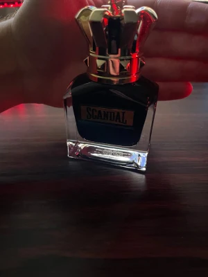 JPG Scandal Le Parfum - 50ml från början, knappt använd, några få sprut, köptes från kicks för knappt en månad sen och fick den i present. Har en kollektion och denna kommer knappt till användning vilket jag trodde den skulle göra. Passar ej till mitt jobb