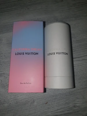 Louis Vuitton California Dream parfym 100ml  - Louis Vuitton California Dream Eau de Parfum med en snygg glasflaska i blått och rosa. Kommer i en elegant cylinderformad vit förpackning och en färgglad kartong i blå och rosa toner. Lyxig och modern design, perfekt för dig som gillar exklusiva dofter. Aldrig använd,Råkade köpa fel till min tjej, Ny pris va 5500 Kr och säljs för 1200 kr. Kom dm om ni har frågor 