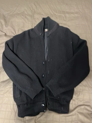 Cardigan - Tja säljer en cardigan från Clippers i storlek S och färgen Marinblå. Finns små defekter. Hör av dig vid frågor eller funderingar.