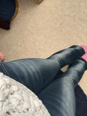 Rhinestone jeans  - säljer nu dessa jättefina rhinestone jeans från Gina tricot i storlek M men mer som S🌟använda men varit väl omhändertagna. Ps, vissa nitar har ramlat av men inget som syns 🩷