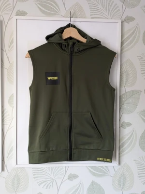 Woxo KappAhl Väst Storlek 134/140-146 - - Oanvänd.  -Stor i storlek så passar nog 140/146 bäst.  - Jag kan ha missat någon miniskavank men jag har försökt att granska plagget så gott det går.