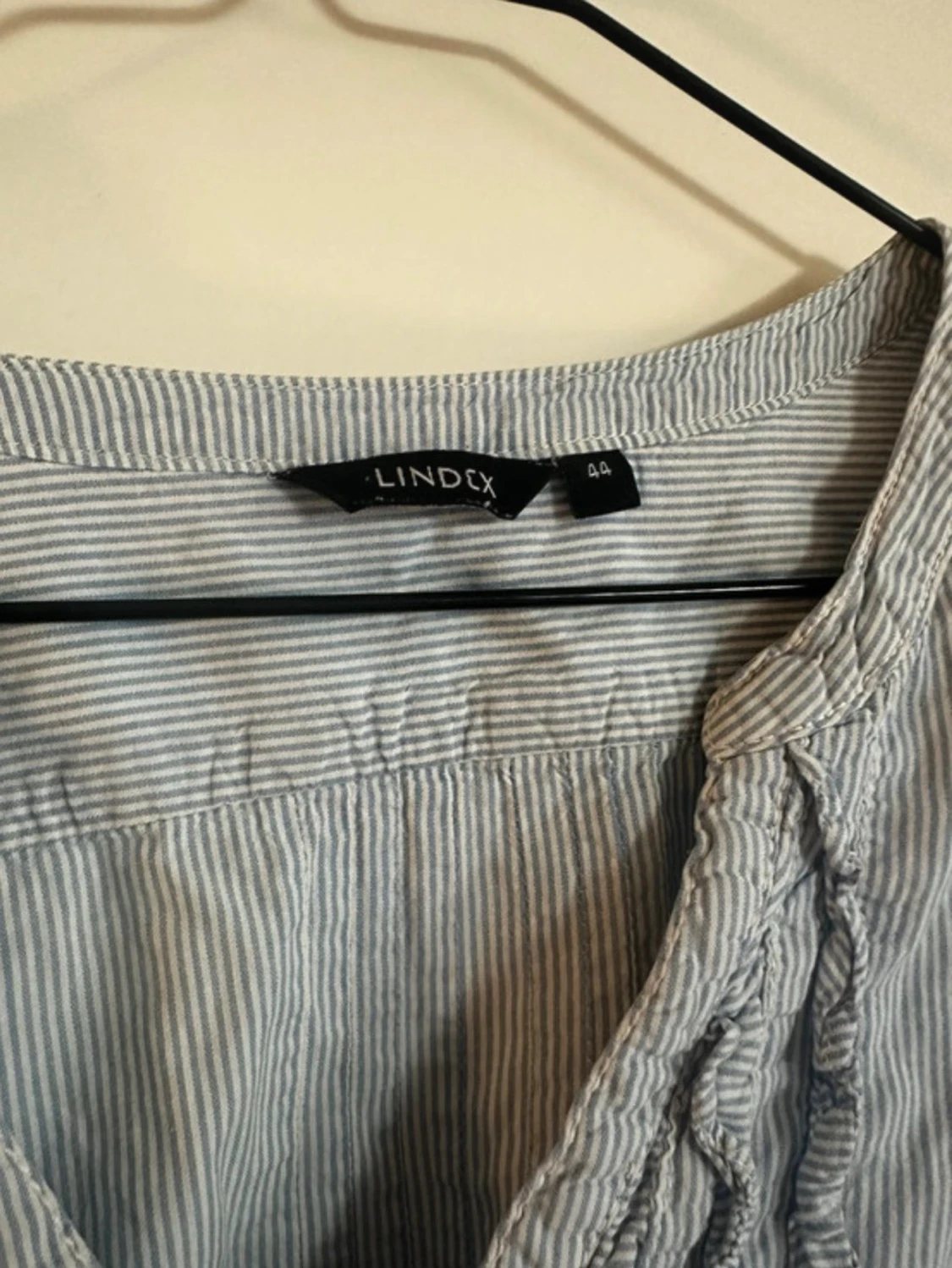 Blå v-ringad blus med volang - 2