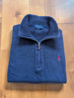 Marinblå stickad quarter zip från Ralph Lauren  - Fint skick! Strl L Hör av dig vid frågor!