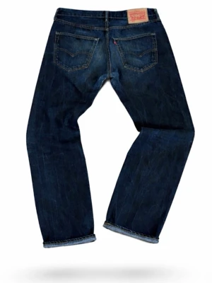 Vintage Levi's 501 - Säljer dessa schyssta jeans. Modellen är 501 i storlek W32 L34. De har fått unika fades av regelbunden användning.                                        Hör av dig vid frågor!