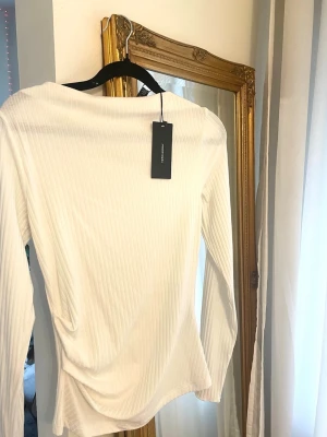 Vero Moda tröja - Storlek S aldrig använd, prislapp är kvar köpt för 400kr 