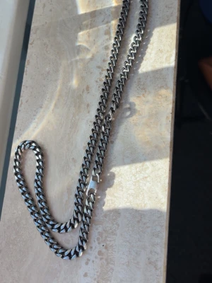Kedjehalsband i silverfärg - Snyggt halsband med breda, platta länkar i silverfärgad metall. Kedjan har en klassisk design och stängs med ett robust spänne. Perfekt för dig som gillar stilrena accessoarer med lite edge. Kan vara svår att stänga ha det i åtanken innan du köpe!🙌🏼