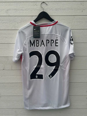 Kylian Mbappé Monaco Fotbollströja - Säljer en Monaco fotbollströja med Mbappé 29 på ryggen som är helt ny med prislapp!