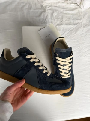Maison Margiela skor  - Säljer ett par Masion Margielas endast testade men fortfarande i ny skick, dom är köpta som en present men kan ej lämnas tillbaks efter så lång tid. 😫  Kvitto finns på mailen som jag kan visa vid intresse och nypriset låg på runt 8k 🧾  Skriv vid intresse eller frågor🙌