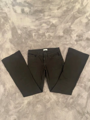 Svarta bootcut jeans från Lindex - Säljer ett par svarta bootcut jeans från Lindex. Jeansen har klassisk femficksmodell, normal midja och utsvängda ben. Storlek 164/ 13-15Y med stretchigt material. Dem är i bra skick med liten defekt på fickorna (se sista bilden) men det går säkert att fixa💕