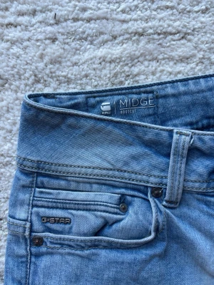 Ljusblå bootcut jeans - Ljusblå bootcut jeans från G-Star Raw. Lite blekta på vissa ställen. Midjemått 37, innerbenslängd 79
