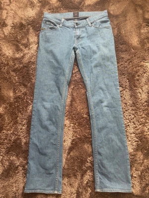 Ljusblå raka jeans från tiger of Sweden  - Tiger of Sweden jeans 👖 Snygga ljusblå jeans i bra skick. Stilren passform som funkar till allt ✨  Säljes pga används inte längre.