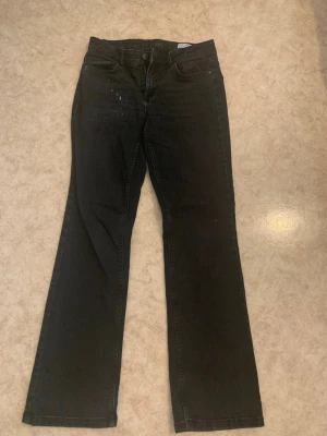 Vero Moda Flared Jeans S/34 - Vero Moda flared svarta Flared Jeans som är i Storlek S/34. Jag har bara använt den ett par gånger och den har några klor fläckar. Men man kan ta en längre tröja så att det inte syns