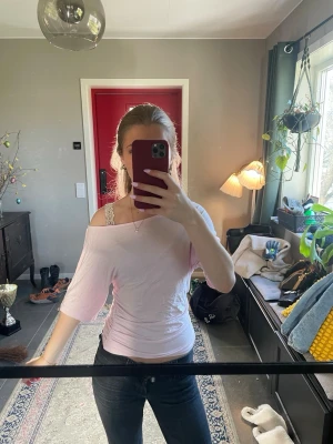 Ljusrosa off shoulder topp - Säljer en ljusrosa off shoulder topp med halvlånga ärmar. Den sitter tight vid magen och är skit snygg. Skriv om ni har några frågor💕