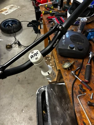 Svart styre med vit styrstam RRC - Säljer ett svart styre med vit styrstam från RRC, perfekt för dig som vill uppgradera din cykel eller moped. Styret har en robust design och styrstammen är tillverkad i metall med fyra synliga skruvar för extra stabilitet.