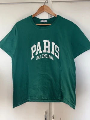 Balenciag grön t shirt - M - Grön t shirt i storlek m