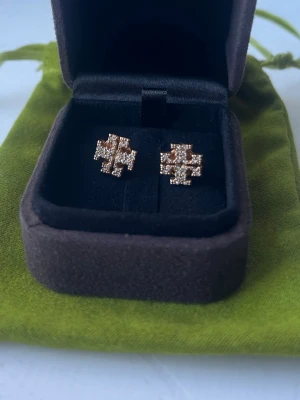 Tory Burch örhängen  - Superfina Tory Burch örhängen i bra skick