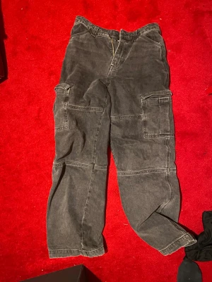 Svarta cargojeans med fickor - svarta cargojeans med raka ben och stora sidofickor.  dubbla sömmar vid knäna och bakfickor. jättemjuka och riktigt lyxigt tjockt bomullstyg. knappt använda!