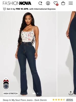 Mörkblå flare jeans från Fashion Nova - Snygga mörkblå flare jeans med hög midja från Fashion Nova. Jeansen har klassisk femficksdesign, kontrastsömmar och är tillverkade i stretchigt denimtyg för en bekväm passform. Perfekta för dig som vill ha en trendig siluett med utsvängda ben.