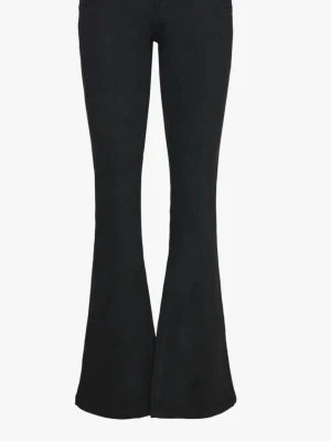 Svarta bootcut jeans med låg midja - Säljer ett par svarta bootcut jeans med låg midja och klassiska fem fickor. Jeansen har en tight passform upptill och släpper ut lite vid benen för en snygg siluett. Perfekta till en trendig vardagslook. Materialet är stretchigt denim för extra komfort.