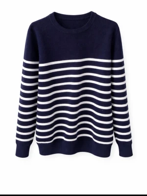 Marinblå randig cashmere tröja - Snygg marinblå tröja med vita horisontella ränder. Tröjan har rund halsringning, långa ärmar och ribbade muddar. Materialet är mjukt och bekvämt ut.