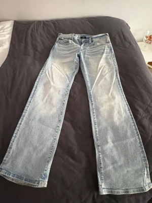 Ljusblå bootcut jeans True Religion - Säljer ett par ljusblå billy bootcut jeans från True Religion