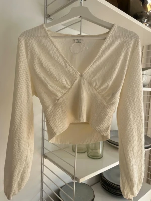 Krämvit omlottopp med v-ringning - Söt topp från Monki💕