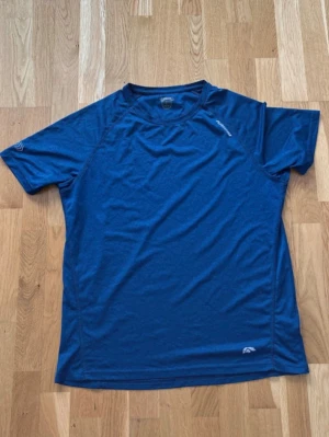 Karhu T-shirt stl L - Karhu T-shirt i storlek L. Fint skick 