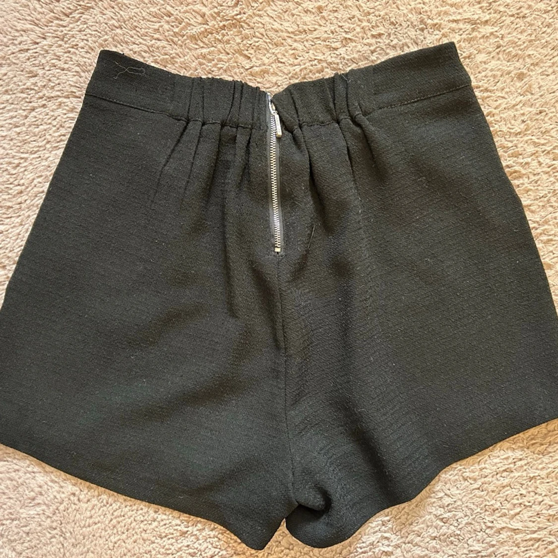 Svarta shorts med blommigt mönster - 2