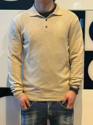 john henric Kashmir tröja - Riktigt stilig john henric Kashmir tröja i super skick moddelrn är 178 och väger 74 