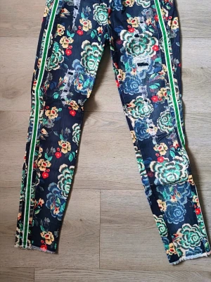 Helt ny Marc Aurel jeans, storlek 36-S - Säljer ett par unika jeans med blommönster från Marc Aurel. Aldrig blivit använt. 