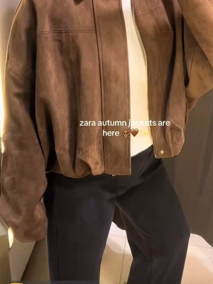 Brun jacka från Zara - Säljer en brun jacka från Zara pågrund av att den inte kommer till användning. Använd max 5 gånger. Jackan har en loose passform och är tillverkad i ett mockaliknande material. Perfekt för sommarkvällar och ger en cool, avslappnad look.