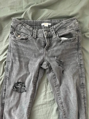 Grå ginatricot med själv klippta hål - Gråa Gina jeans st 152 med klippta hål 