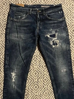 Mörkblåa Dondup Jeans - Tjena! Säljer nu dessa tvär feta DONDUP JEANS! | Skick 9/10 mycket bra | Nypris ca 3500kr | Mitt pris 800kr! 