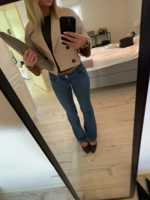 Trenchcoat  - Supersnygg croppad trenchcoat från Zara! Sparsamt använd!☀️Storlek M men passar även S.