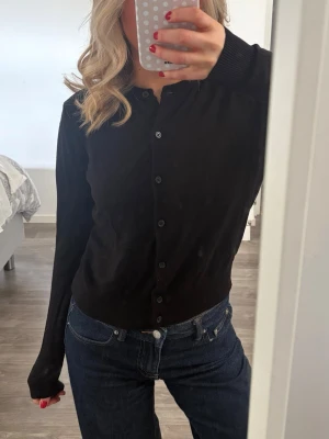 Kofta - Säljer denna fina kofta ifrån H&M! Den är tajt i modellen💕