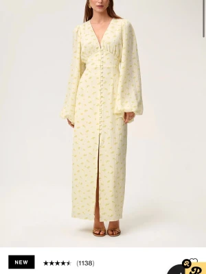 Adoore Klänning - Den är använd 2 gånger och är precis som ny. Inga defekter. Köpt för cirka 1700kr.💕